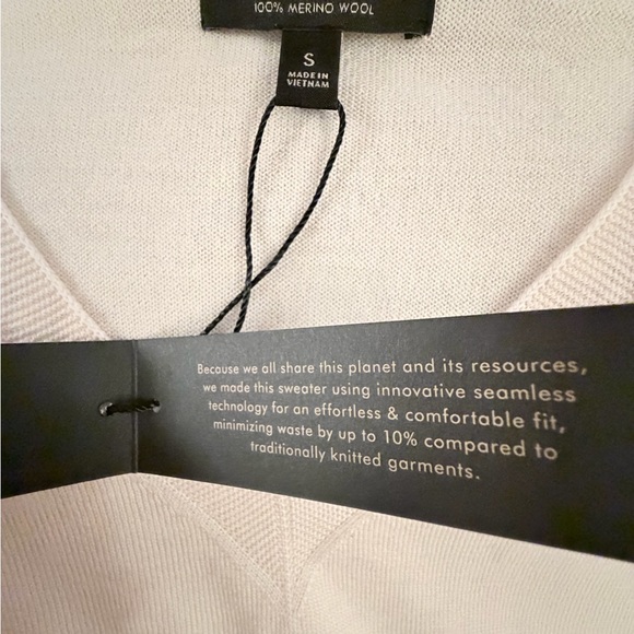 Banana Republic Women's Merino Wool Cream V-Neck Sweater - Picture 6 of 7